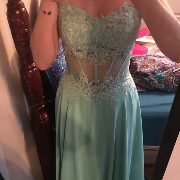 Elegant evening gown - Picture 3 of 3